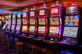 Interface aplikasi susislot menampilkan filter zona waktu dan opsi notifikasi jadwal untuk meja live dealer